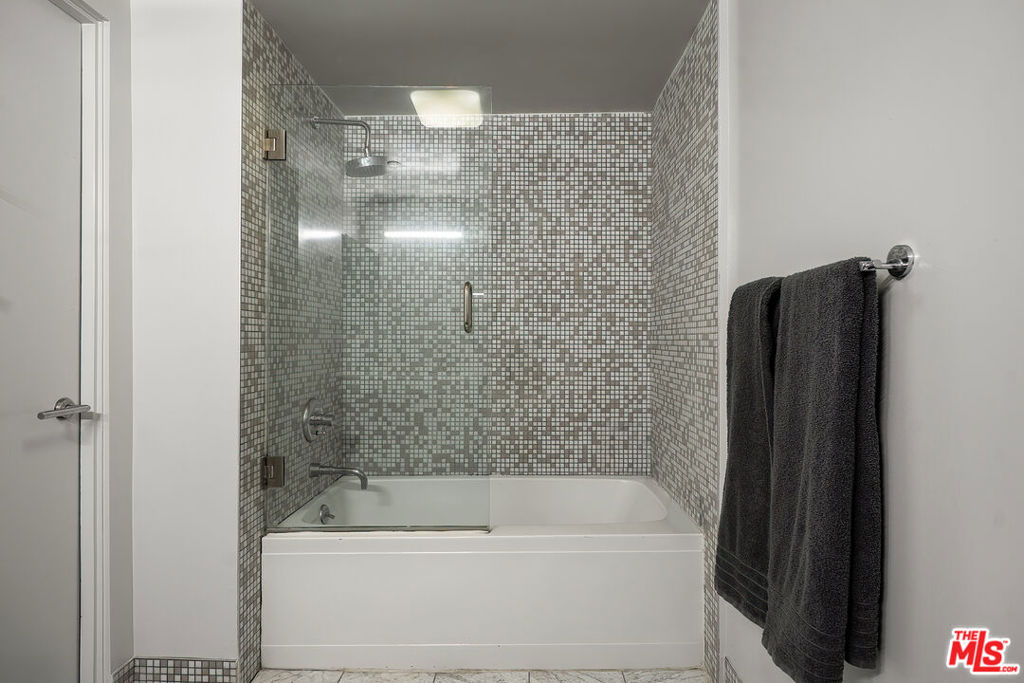 7062 Hawthorn Avenue 203 Property Photo 20