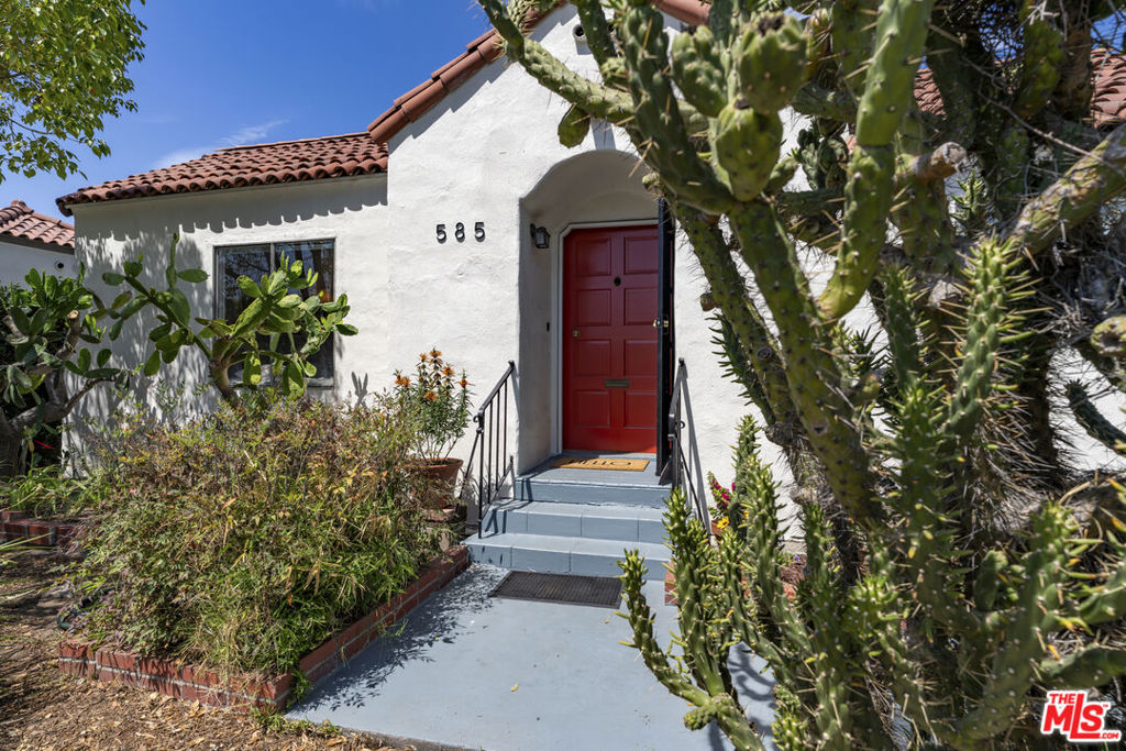 585 N Irving Boulevard Property Photo 3