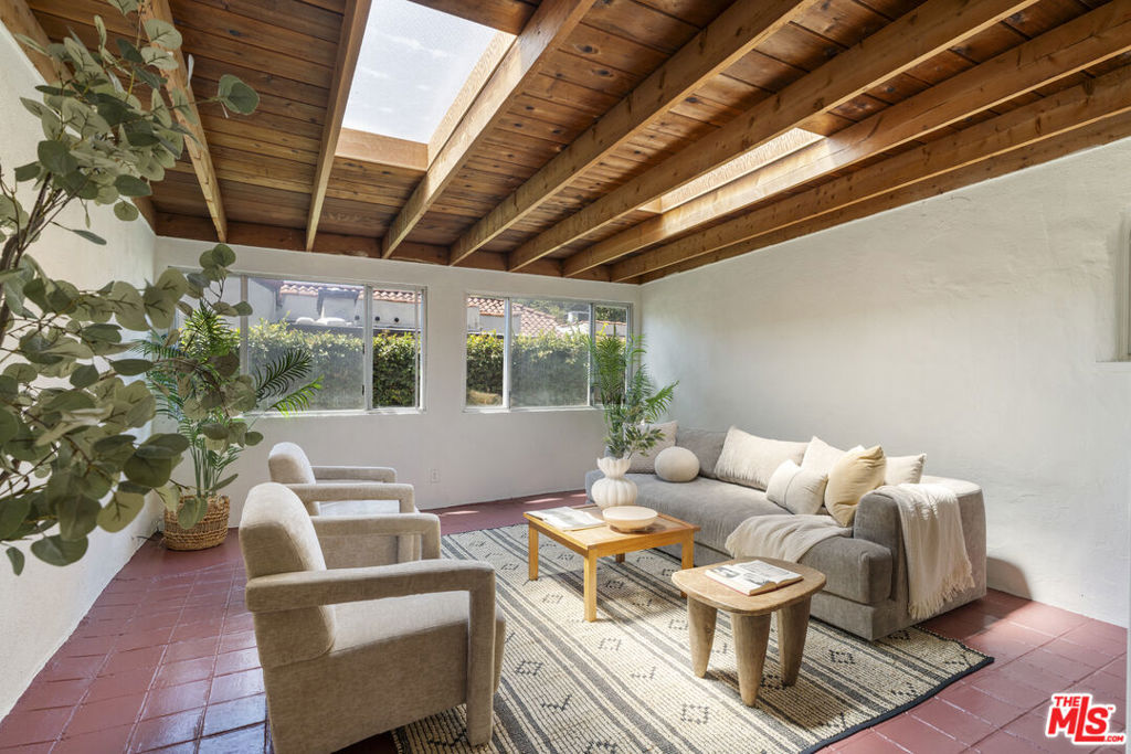 585 N Irving Boulevard Property Photo 16