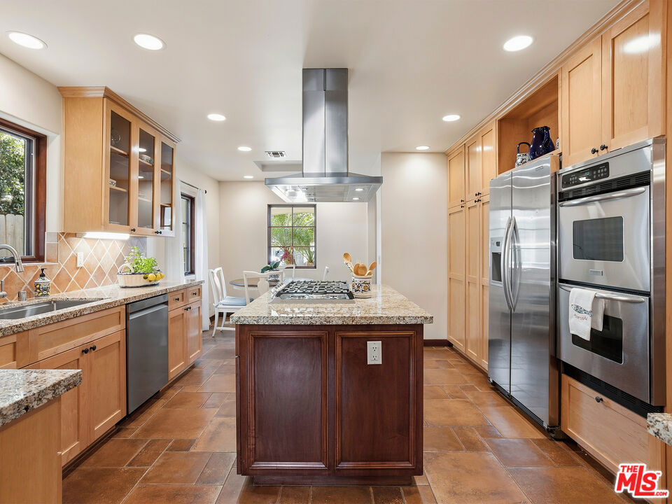 2026 Greenfield Avenue Property Photo 7