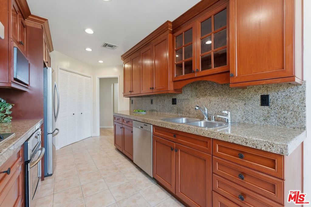 1315 Roxbury Drive 201 Property Photo 13