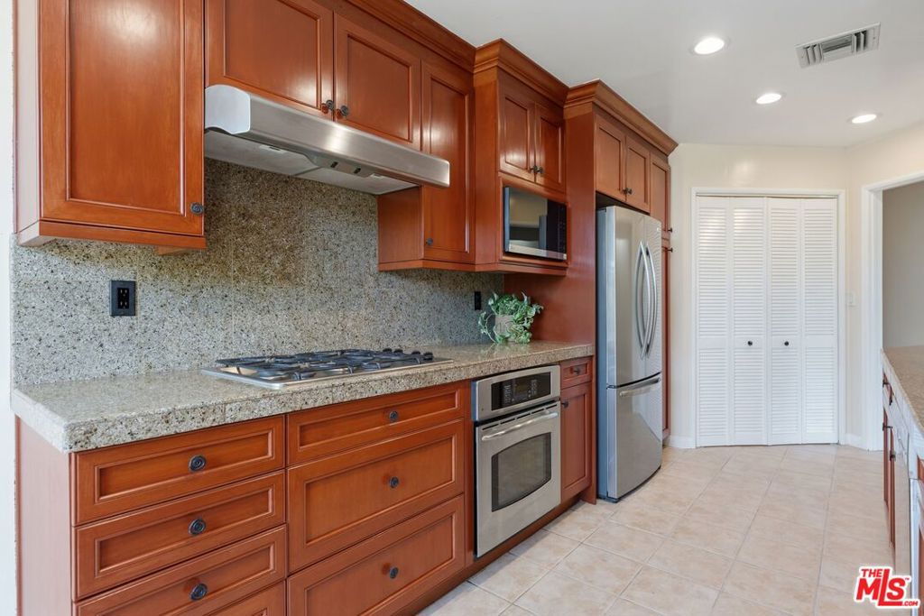1315 Roxbury Drive 201 Property Photo 14