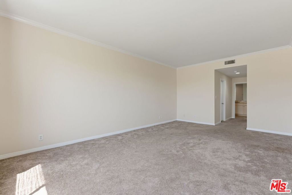 1315 Roxbury Drive 201 Property Photo 16