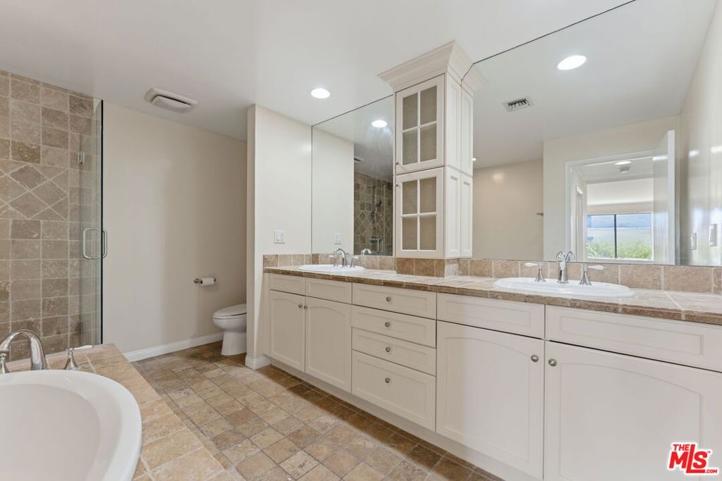 1315 Roxbury Drive 201 Property Photo 20