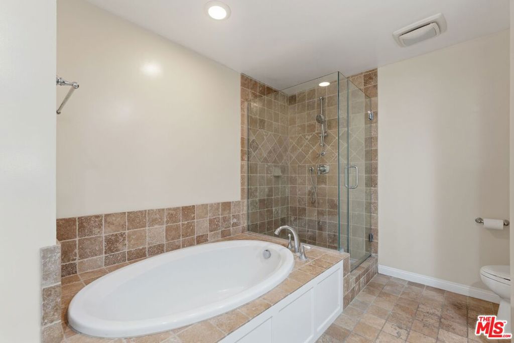 1315 Roxbury Drive 201 Property Photo 21