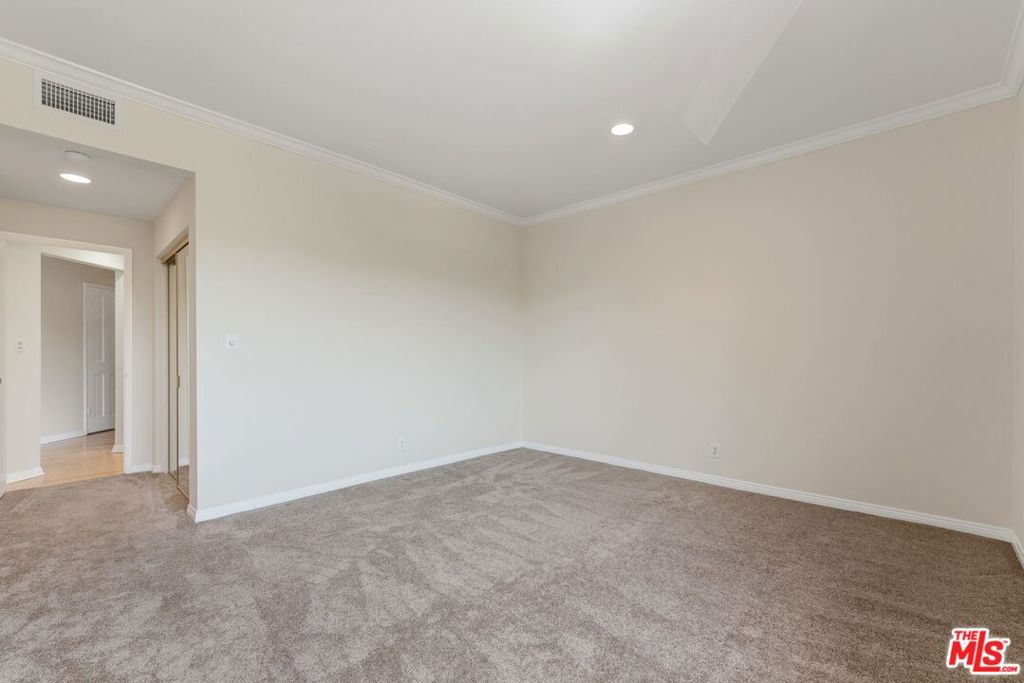 1315 Roxbury Drive 201 Property Photo 23