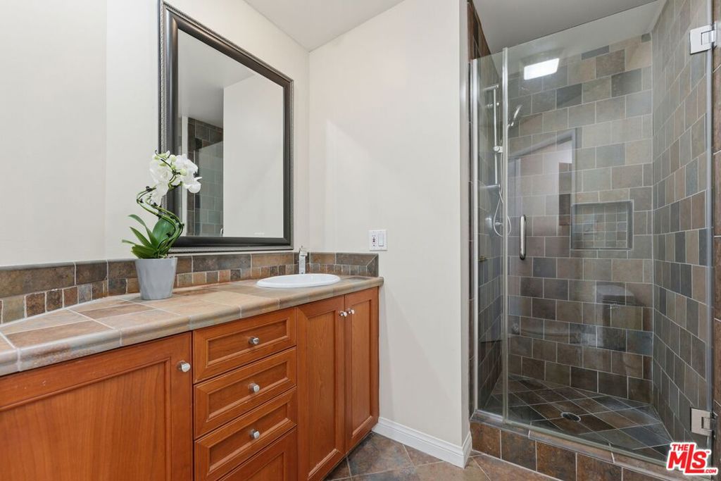 1315 Roxbury Drive 201 Property Photo 24