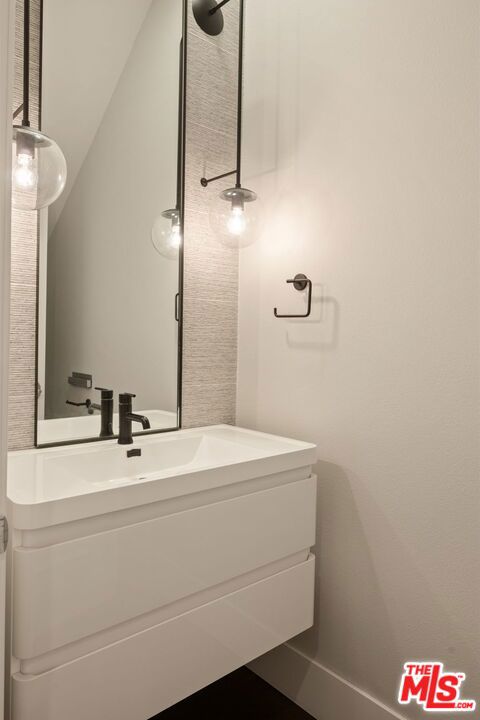 241 S Lasky Drive Property Photo 7
