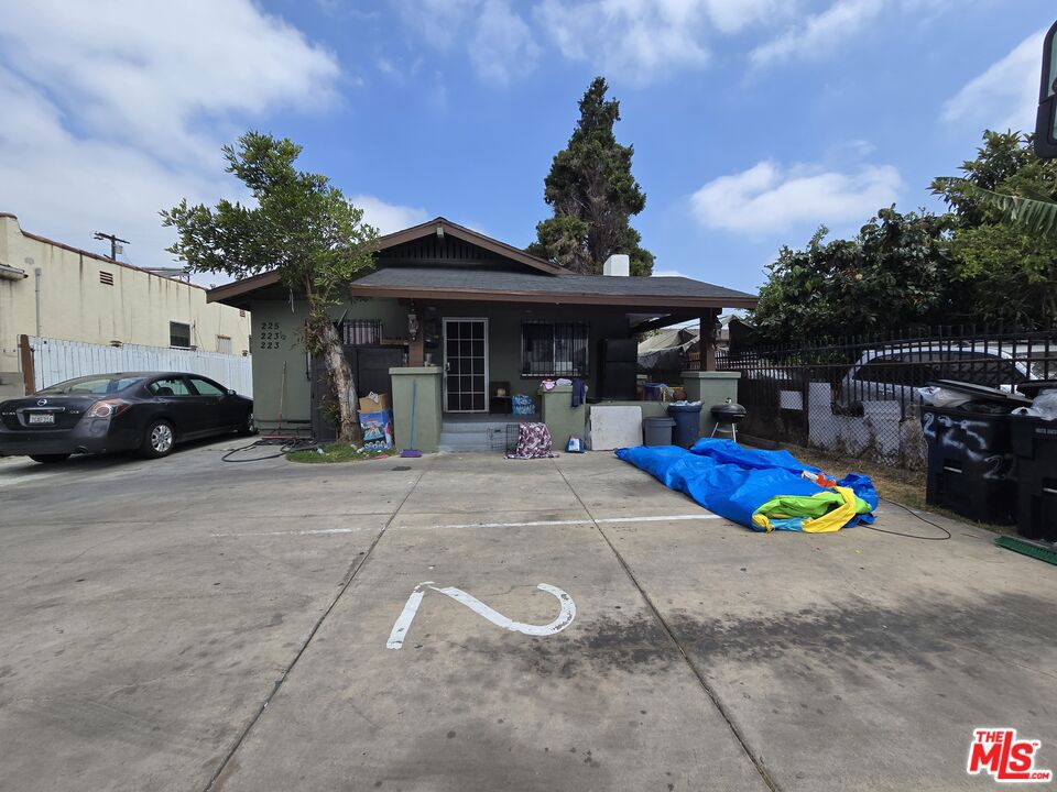 223 E 74th Street Property Photo 1
