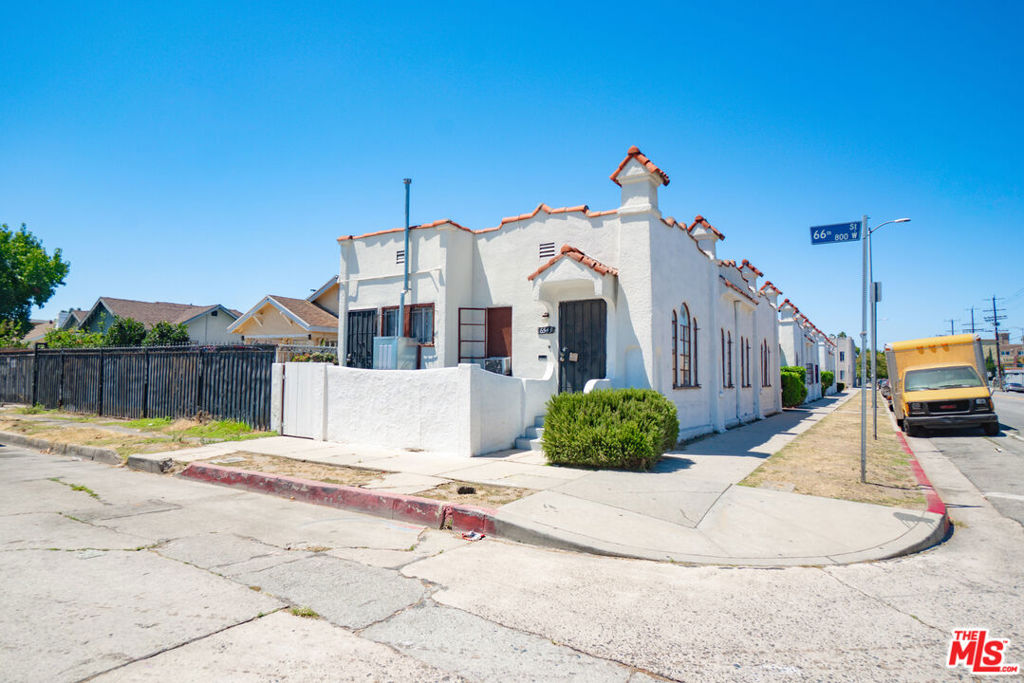 6533 S Hoover Street Property Photo 2
