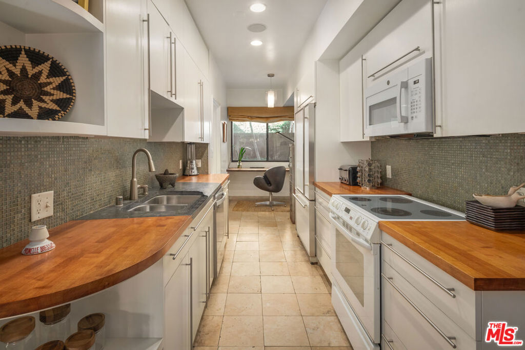 1133 N Clark Street 103 Property Photo 6