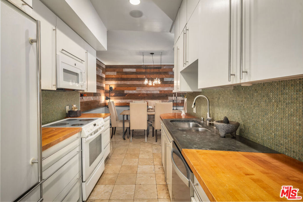 1133 N Clark Street 103 Property Photo 8