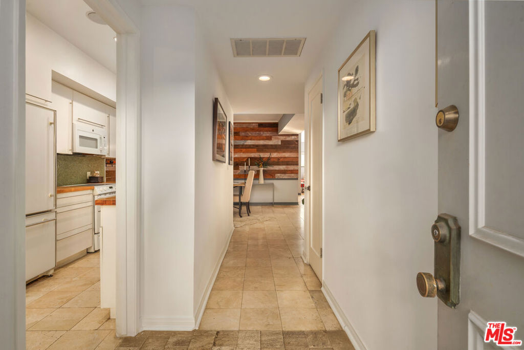 1133 N Clark Street 103 Property Photo 10