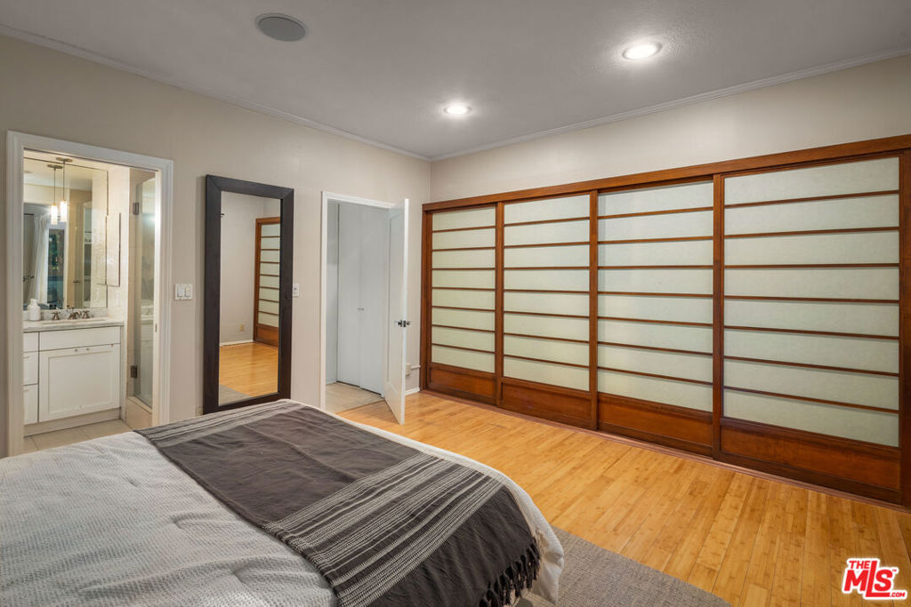 1133 N Clark Street 103 Property Photo 18