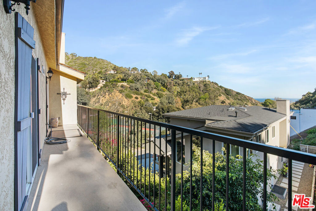 3855 Rambla Pacifico D Property Photo 7