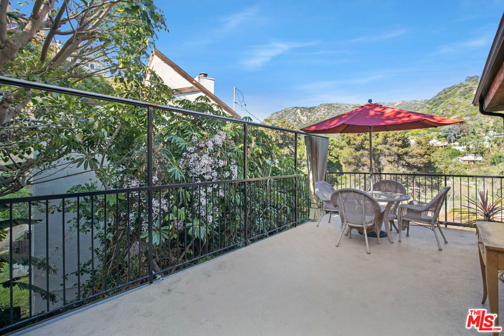3855 Rambla Pacifico D Property Photo 11