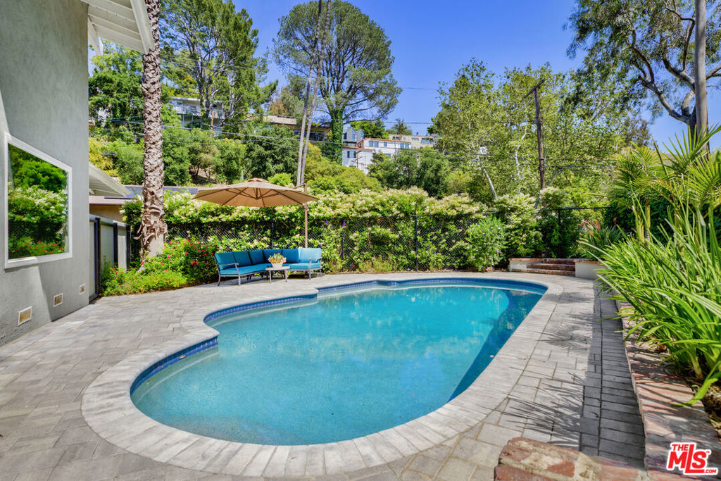 3101 N Beachwood Drive Property Photo 1