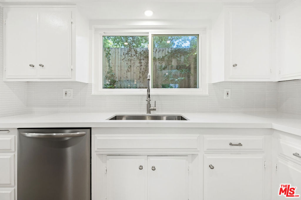 3101 N Beachwood Drive Property Photo 13