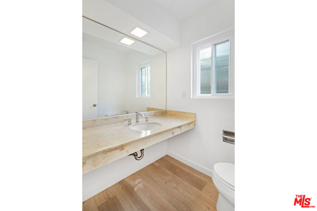 3101 N Beachwood Drive Property Photo 15