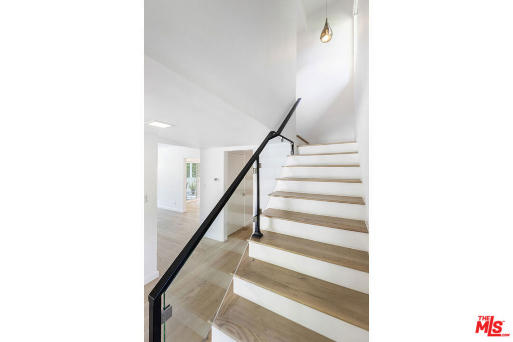 3101 N Beachwood Drive Property Photo 16