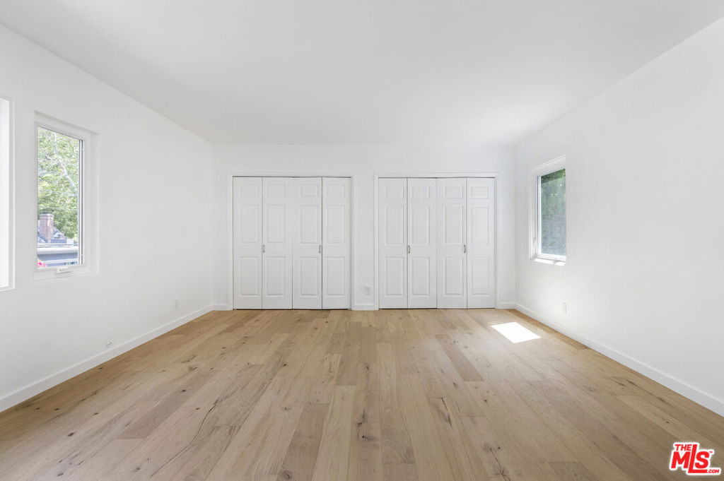 3101 N Beachwood Drive Property Photo 18