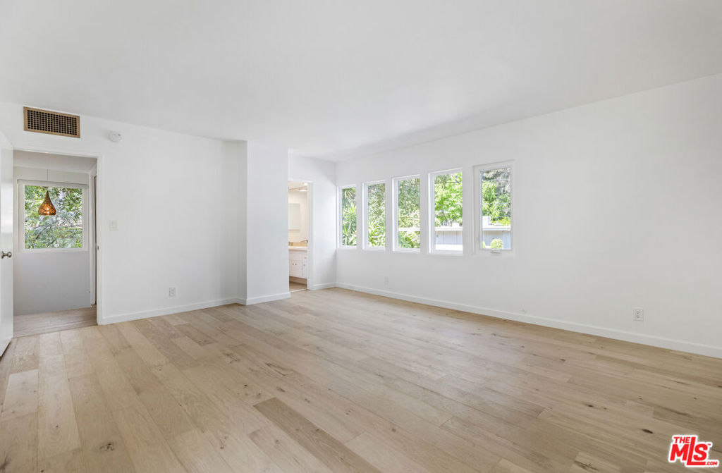 3101 N Beachwood Drive Property Photo 19