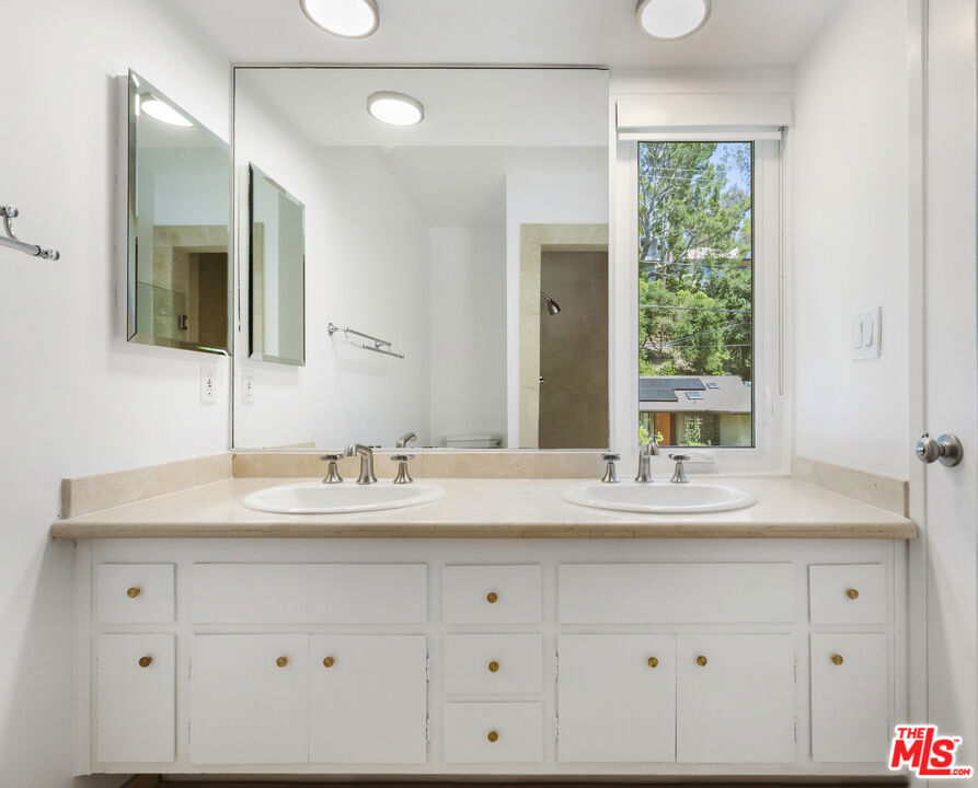 3101 N Beachwood Drive Property Photo 20