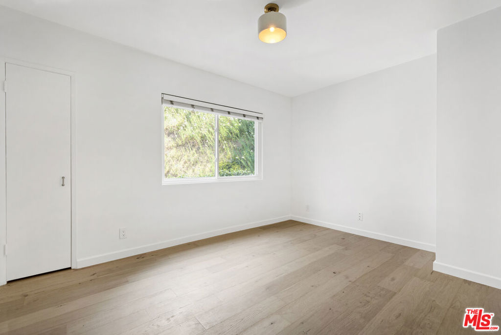 3101 N Beachwood Drive Property Photo 23