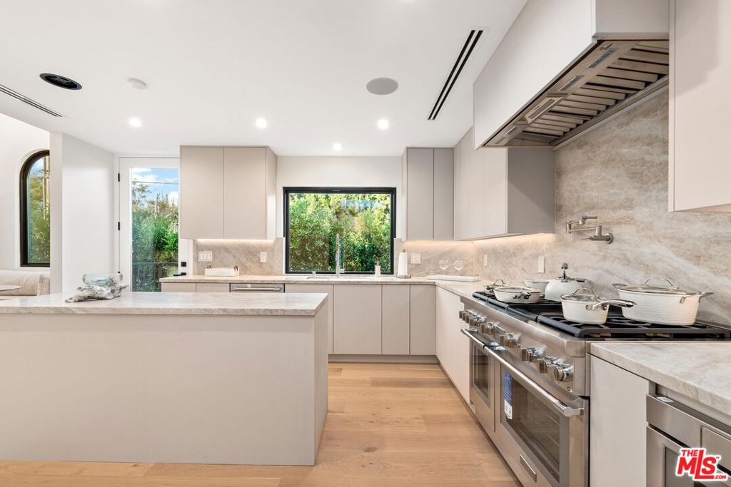 100 S La Jolla Avenue Property Photo 10