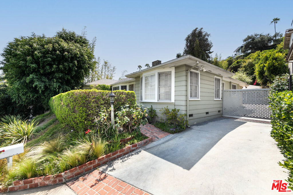 1545 N Doheny Drive Property Photo 2