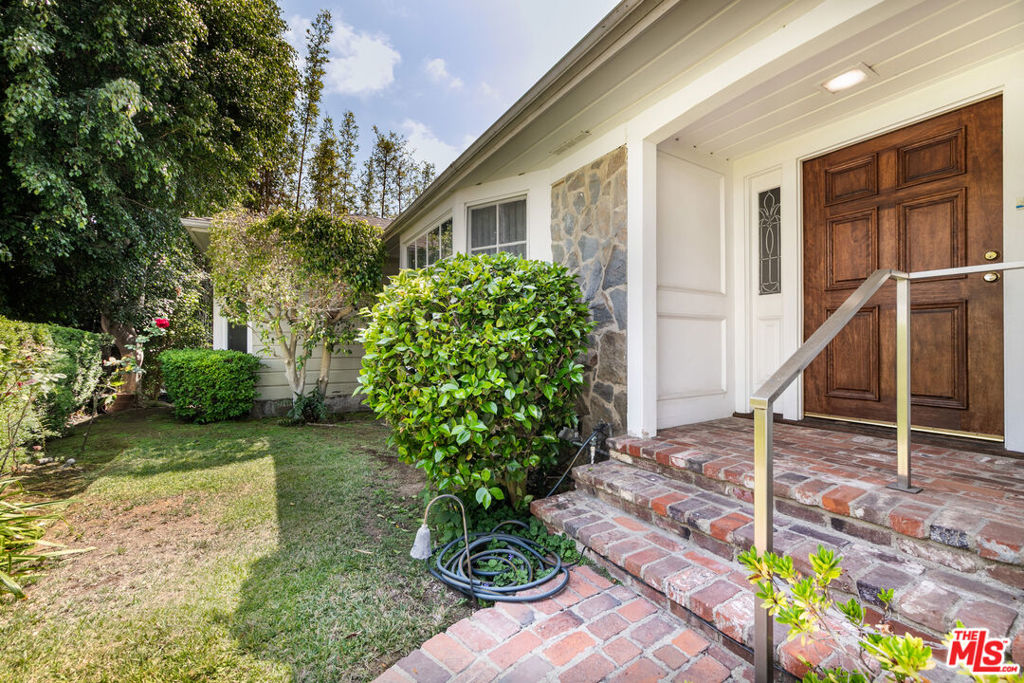 1545 N Doheny Drive Property Photo 3