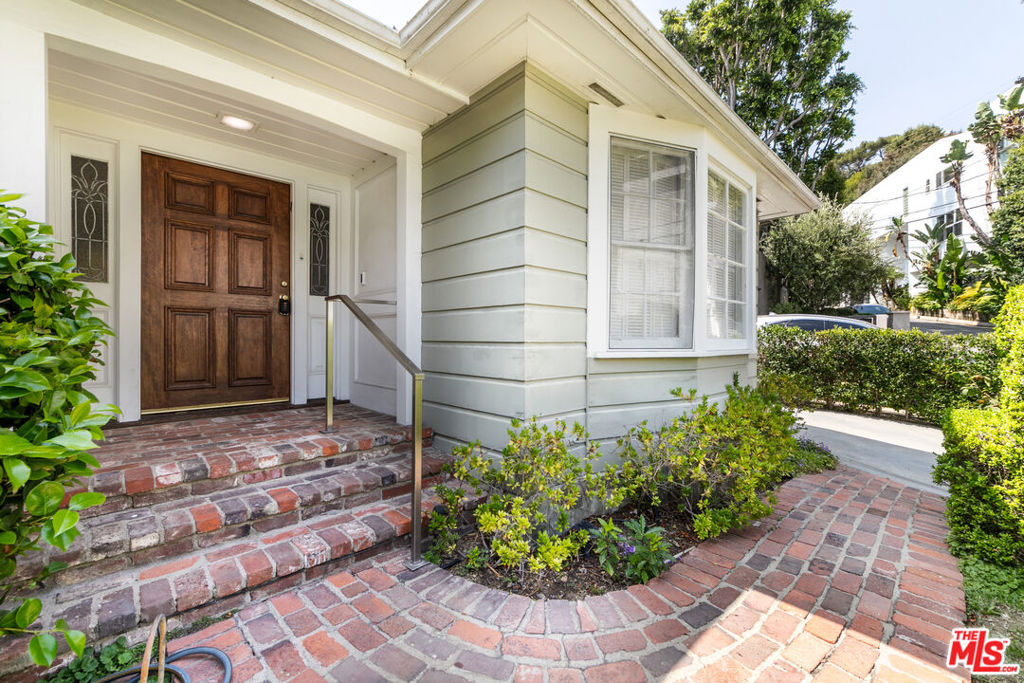 1545 N Doheny Drive Property Photo 4