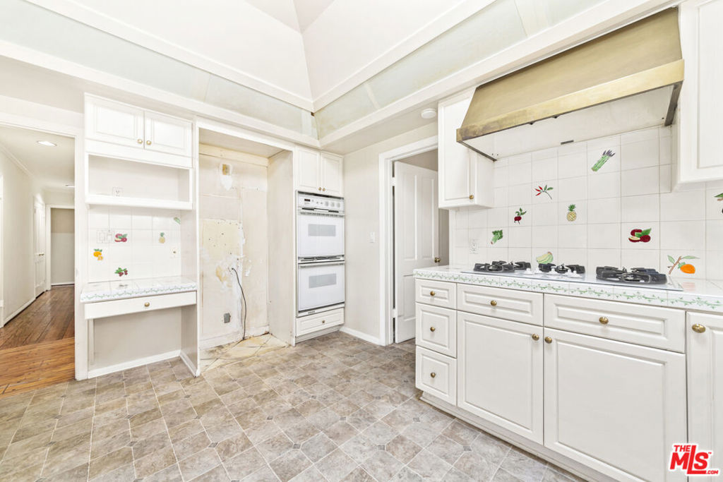 1545 N Doheny Drive Property Photo 15