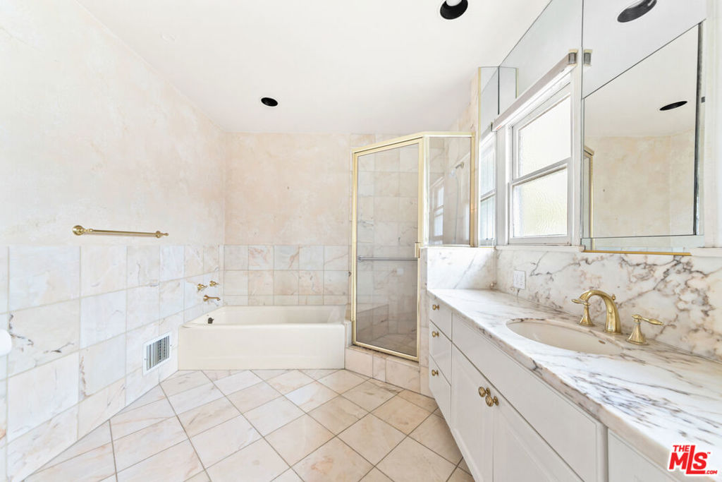 1545 N Doheny Drive Property Photo 23