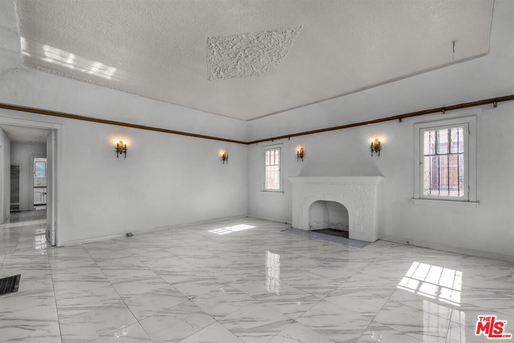 1922 W 80th Street Property Photo 4