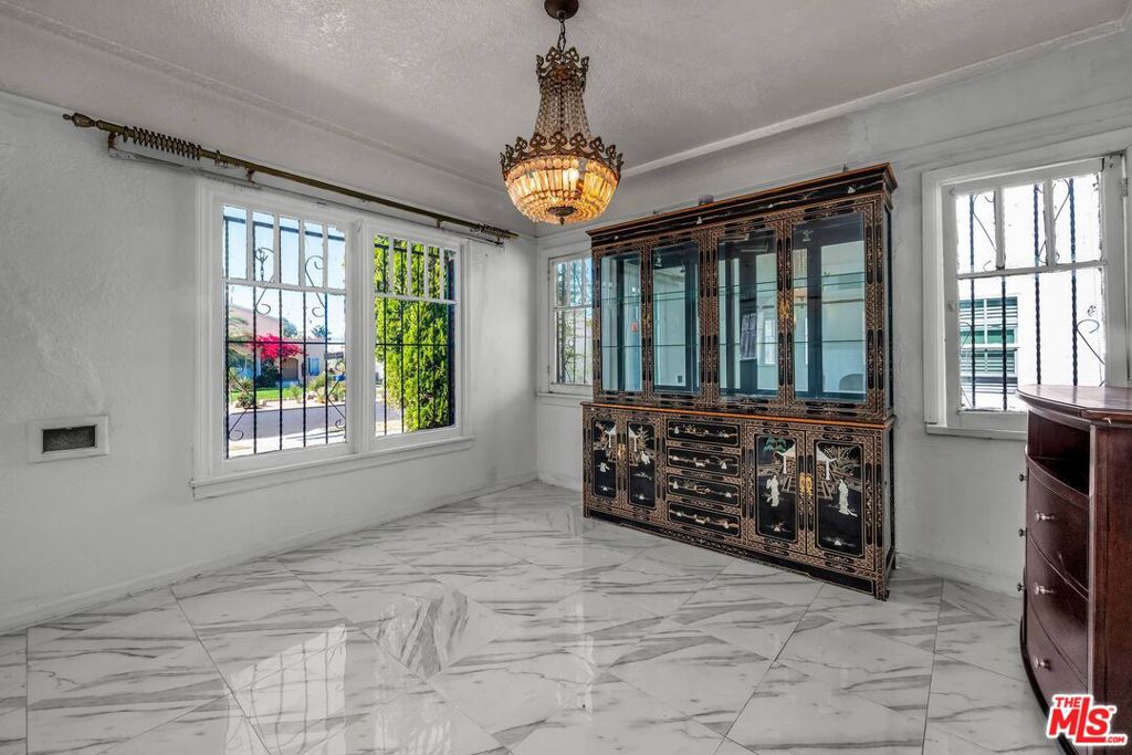 1922 W 80th Street Property Photo 8
