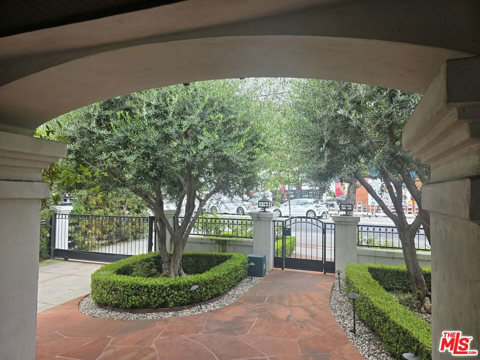 2500 Hyperion Avenue Property Photo 3
