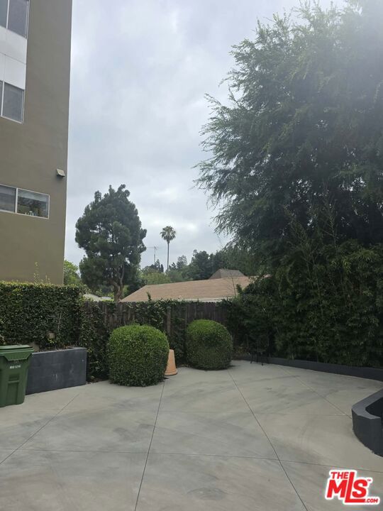 2500 Hyperion Avenue Property Photo 17