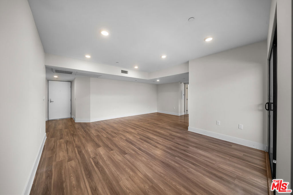 5030 Rosewood Avenue 504 Property Photo 11
