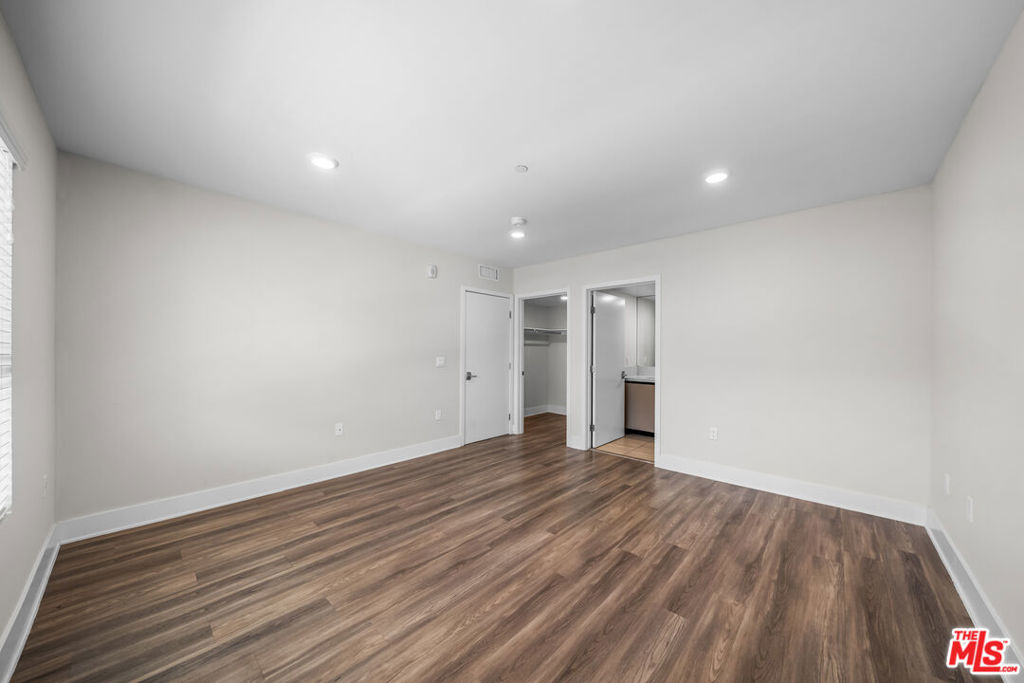 5030 Rosewood Avenue 504 Property Photo 13