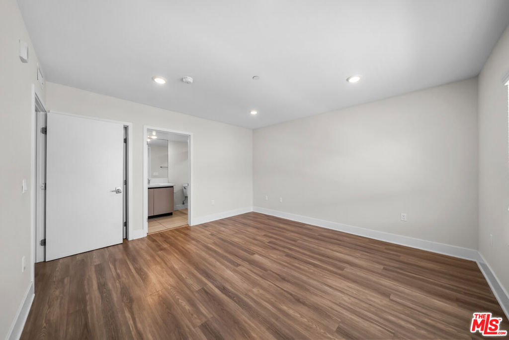 5030 Rosewood Avenue 504 Property Photo 14