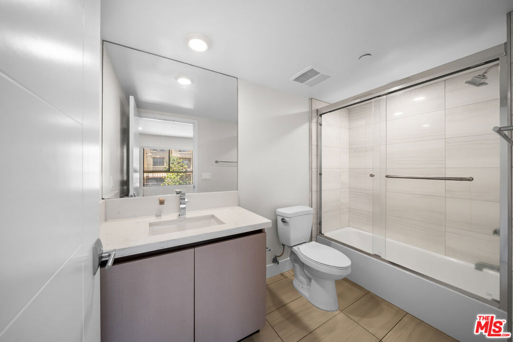 5030 Rosewood Avenue 504 Property Photo 16