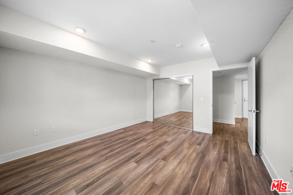5030 Rosewood Avenue 504 Property Photo 17