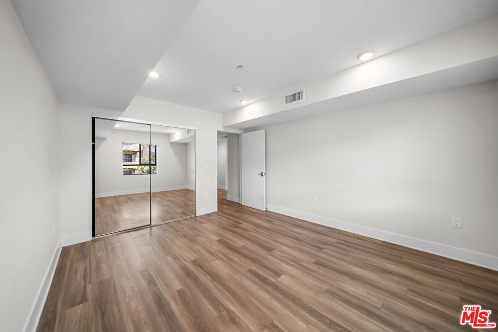 5030 Rosewood Avenue 504 Property Photo 19