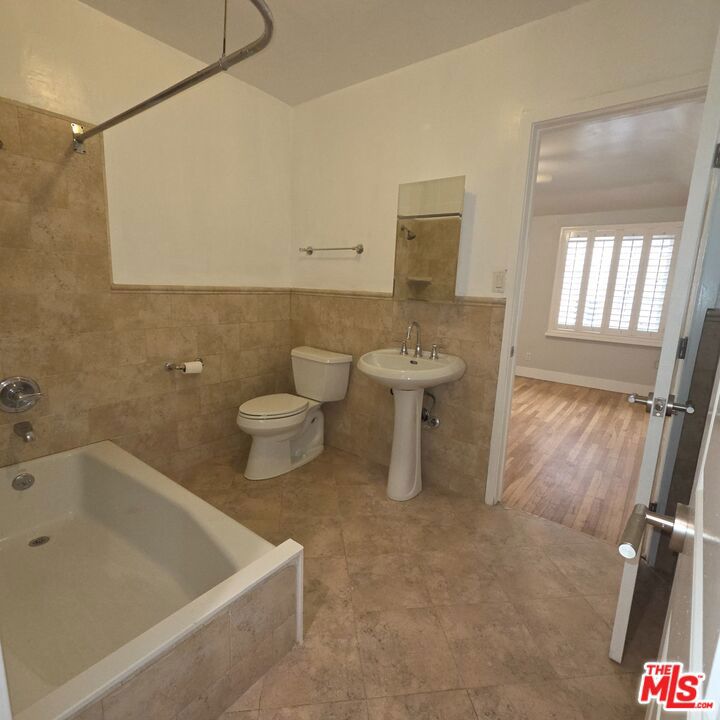 418 S Roxbury Drive Property Photo 26