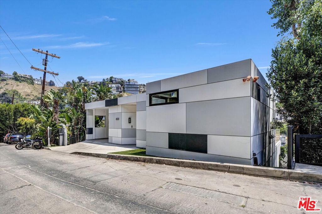 8526 Hollywood Boulevard Property Photo 3