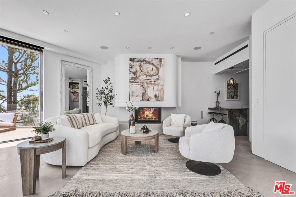 8526 Hollywood Boulevard Property Photo 7