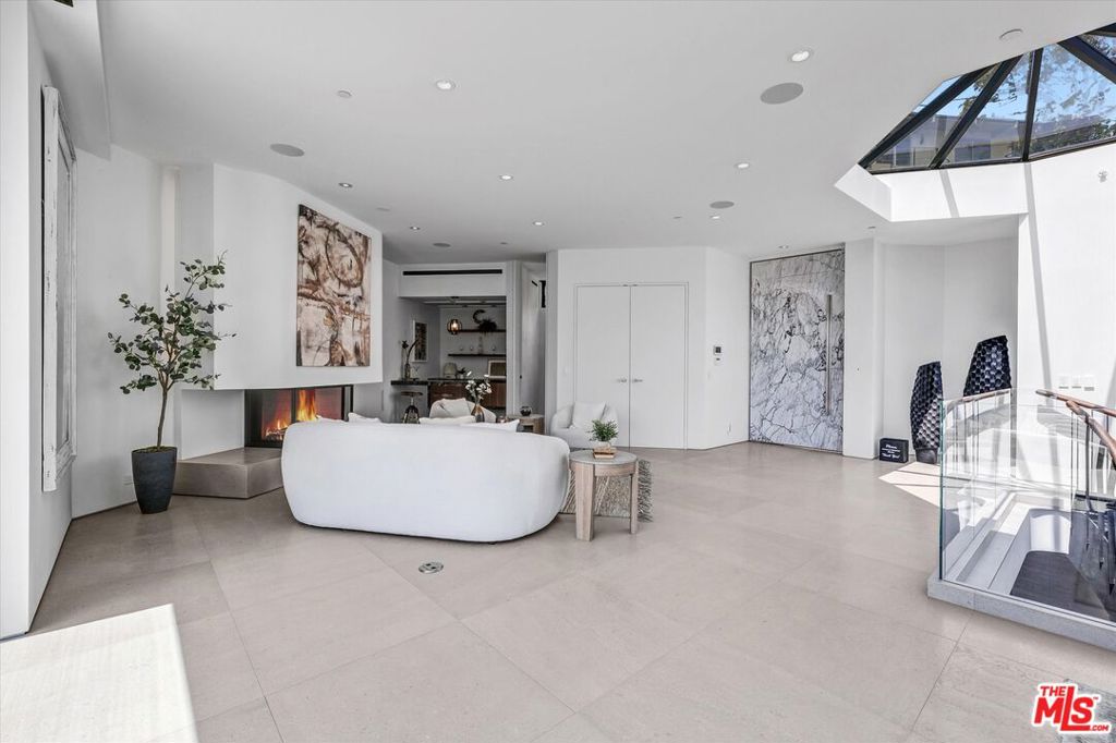 8526 Hollywood Boulevard Property Photo 8