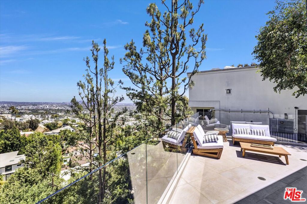 8526 Hollywood Boulevard Property Photo 16