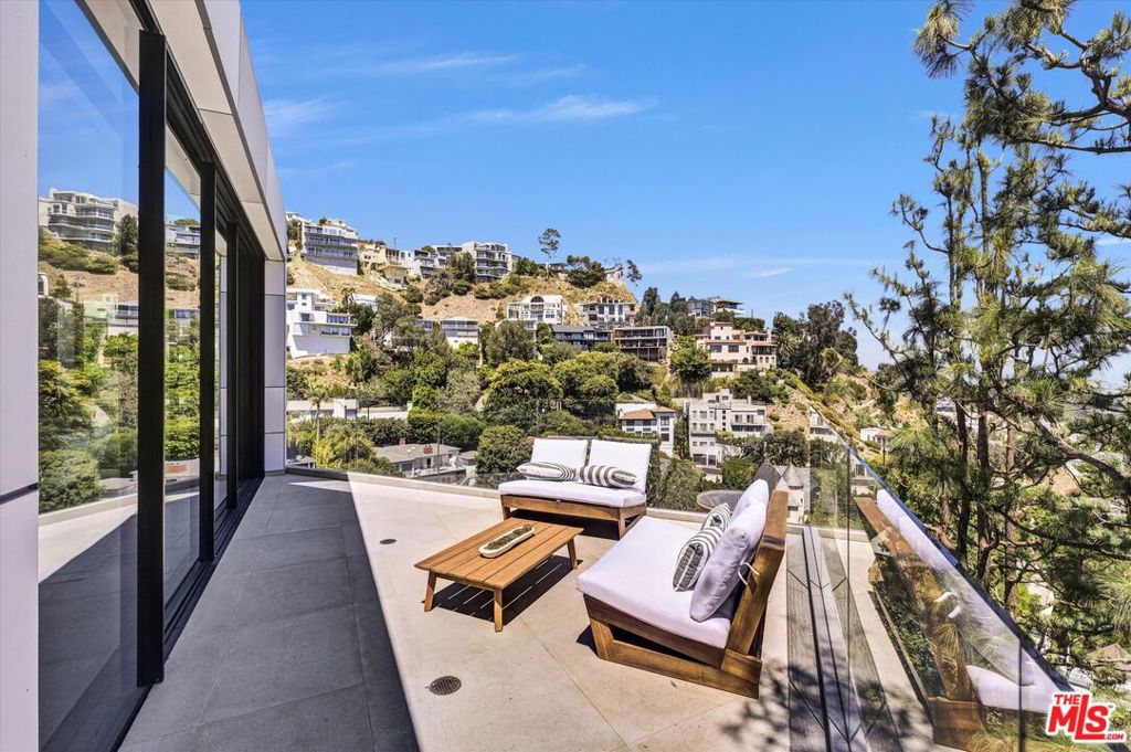 8526 Hollywood Boulevard Property Photo 17